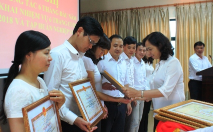 Thừa ủy quyền của Tổng Giám đốc BHXH Việt Nam, đồng chí Đoàn Thị Làn – Giám đốc BHXH tỉnh trao Bằng khen cho các cá nhân có thành tích xuất sắc trong phong trào thi đua thực hiện nhiệm vụ được giao giai đoạn 2016 – 2017.