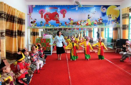                      Giờ hoạt động âm nhạc tại lớp mẫu giáo lớn (Trường Mầm non Hoạ Mi, thị xã Lai Châu)