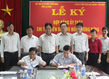 Đồng chí Lê Trọng Quảng, Phó Chủ tịch UBND tỉnh chứng kiến 2 bên ký kết