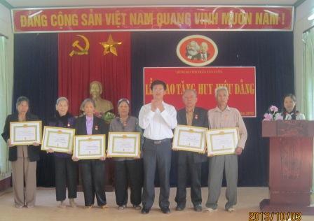 Đ/c Đèo Văn Thương, Phó Bí thư Thường trực Huyện ủy gắn huy hiệu đảng cho các đảng viên 30, 40 năm tuổi đảng