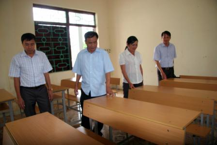 Đồng chí Lê Xuân Phùng - UVBTV Tỉnh ủy, Phó Chủ tịch UBND tỉnh kiểm tra cơ sở vật chất Trường THCS xã Bản Bo, huyện Tam Đường