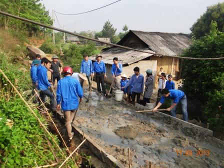                 Đoàn viên thanh niên Chi đoàn Sở Nông nghiệp và Phát triển nông thôn cùng nhân dân xã Bình Lư, huyện Tam Đường làm đường giao thông nông thôn