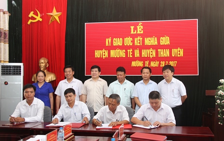 Lãnh đạo hai huyện chứng kiển lễ ký kết giữa xã Pa Ủ huyện Mường Tè và xã Mường Mít huyện Than Uyên