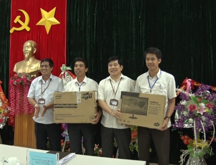 Lãnh đạo huyện Than Uyên trao tặng máy tính cho xã Tà Hừa