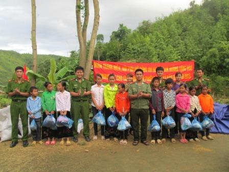 Đoàn Thanh niên, Hội phụ nữ và Công an huyện Tam Đường tặng quà cho các em học sinh bản Phiêng Hoi - xã Bản Bo
