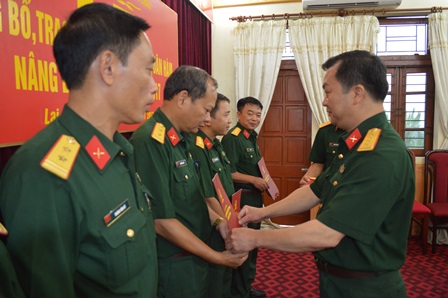 Đồng chí Đại tá Trương Minh Đức, Phó Bí thư Thường trực Đảng ủy, Chính ủy Bộ CHQS tỉnh trao Quyết định và gắn quân hàm cho các đồng chí được thăng quân hàm từ cấp Trung tá lên cấp Thượng tá