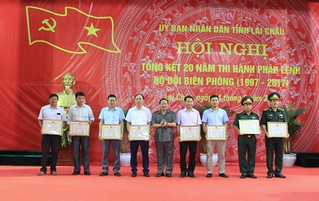 Khen thưởng các thể có thành tích xuất sắc trong 20 năm triển khai, thi hành Pháp lệnh BĐBP trên địa bàn tỉnh