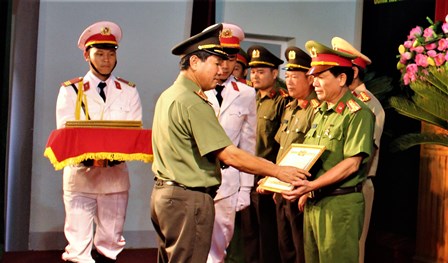 Thiếu tướng Lê Văn Bảy, TVTU, Giám đốc Công an tỉnh trao danh hiệu Chiến sỹ thi đua cho các cá nhân
