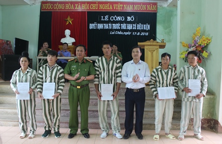 Đại diện Công an tỉnh và Tòa án Nhân dân tỉnh trao quyết định tha tù trước thời hạn có điều kiện cho 5 phạm nhân