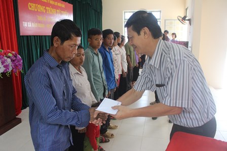 Đại diện Tổng công ty Điện lực niềm Bắc trao quà cho các hộ nghèo xã Nậm Manh (huyện Nậm Nhùn)