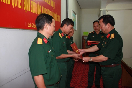 Đồng chí Đại tá Trương Minh Đức, Phó Bí thư Thường trực Đảng ủy, Chính uỷ Bộ CHQS tỉnh trao quyết định nâng lương cho các đồng chí được nâng lương năm 2018