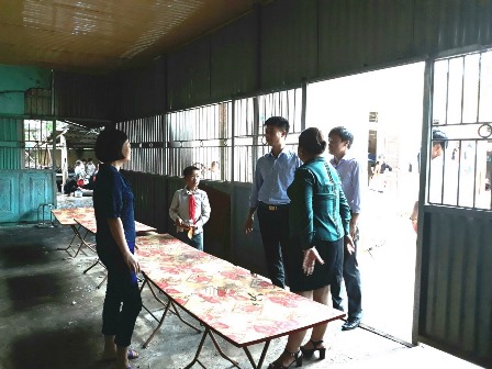 Đoàn đi thăm thực tế tại các trường học xã Hoang Thèn