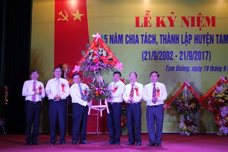 Lãnh đạo tỉnh tặng hoa chúc mừng Đảng bộ và Nhân dân huyện Tam Đường nhân kỷ niệm 15 chia tách, thành lập huyện (2002 - 2007)
