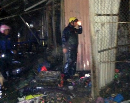 Lực lượng chức năng tham gia chữa cháy tại Khu chợ trung tâm thị trấn Sìn Hồ