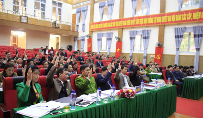 Đại biểu biểu quyết thông qua các nghị quyết trình tại Kỳ họp