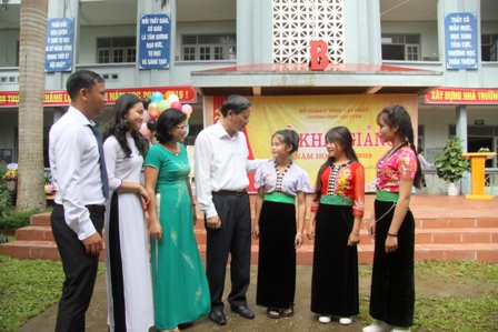 Đồng chí Vũ Văn Hoàn - Phó Bí thư Tỉnh ủy, Chủ tịch HĐND tỉnh trò chuyện cán bộ, giáo viên và học sinh nhà trường