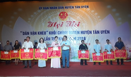 Đồng chí Nguyễn Thanh Văn, UVBTV Huyện ủy, Phó Chủ tịch UBND huyện trao giải nhất, nhì cho các đội thi