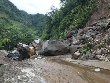 Một số tuyến đường bị sạt, sụt, tắc nghẽn giao thông với tổng khối lượng trên 70.000m3