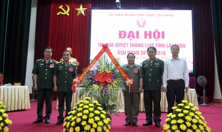 Thiếu tướng Hoàng Ngọc Dũng - Phó Tư lệnh Quân khu 2; đồng chí Vũ Văn Hoàn - Phó Bí thư Tỉnh ủy, Chủ tịch HĐND tỉnh tặng lẵng hoa chúc mừng Đại hội