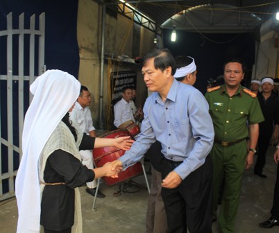 Chủ tịch UBND tỉnh Đỗ Ngọc An động viên thân nhân gia đình có người bị thiệt mạng do vụ tai nạn.