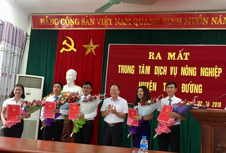 Đồng chí Từ Hữu Hà- Chủ tịch UBND huyện trao quyết định và tặng hoa chúc mừng tập thể lãnh đạo Trung tâm