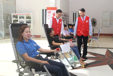 Lãnh đạo huyện Mường Tè thăm hỏi các tình nguyện viên hiến máu