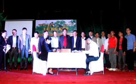 Lãnh đạo Công ty CPĐTPT chè Tam Đường ký kết lãnh đạo xã Tả Lèng về khai thác và phát triển vùng chè cổ thụ