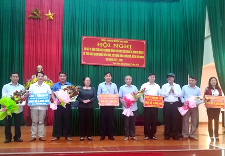 Lãnh đạo huyện Than Uyên tặng hoa cho các doanh nghiệp ủng hộ quỹ vì người nghèo đợt 2 năm 2018