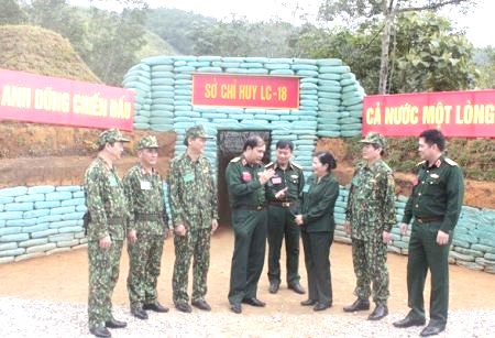 Thủ trưởng Bộ Tư lệnh Quân khu và lãnh đạo tỉnh trao đổi kinh nghiệm công tác quân sự, quốc phòng
