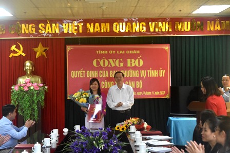 Đồng chí Vũ Văn Hoàn - Phó Bí thư TT Tỉnh ủy, Chủ tịch HĐND tỉnh trao quyết định cho đồng chí Khoàng Thị Thanh Nga