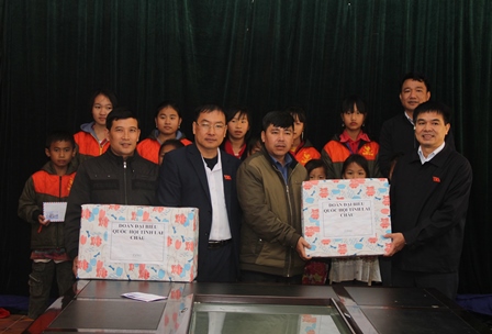 Đoàn đại biểu Quốc hội tỉnh tặng quà cho các em học sinh trường PTDTBT THCS xã Pa Vệ Sủ
