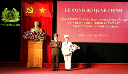Thượng tướng Nguyễn Văn Thành - Ủy viên BCH Trung ương Đảng, Thứ trưởng Bộ Công an trao quyết định cho Thiếu tướng  Lê Văn Bảy