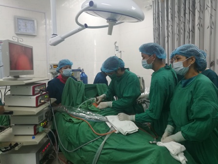 Đoàn công tác của Bệnh viện E tiến hành mổ và chuyển giao kỹ thuật cho các bác sỹ Trung tâm y tế huyện Than Uyên