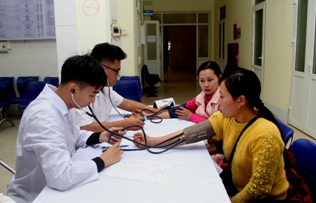 Các bác sỹ tham gia khám bệnh cho Nhân dân huyện Mường Tè