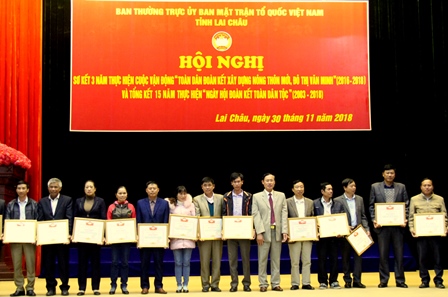 Đại diện Ủy ban MTTQ Việt Nam tỉnh trao Bằng khen cho các cá nhân có thành tích xuất sắc trong 15 năm thực hiện “Ngày hội đoàn kết toàn dân tộc”