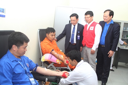 Lãnh đạo Công ty Điện lực Lai Châu, Hội Chữ thập đỏ tỉnh động viên CBCNV - LĐ tham gia hiến máu