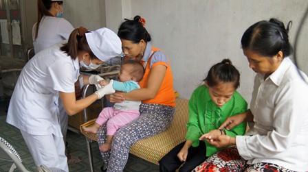 Cán bộ y tế của Trung tâm Y tế huyện Nậm Nhùn khám bệnh cho trẻ em dưới 6 tuổi