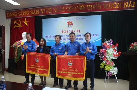 Lãnh đạo Tỉnh đoàn trao cờ thi đua xuất sắc trong công tác Đoàn và phong trào Thanh thiếu nhi năm 2018.
