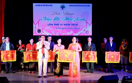 Đồng chí Lê Xuân Phùng - Chủ tịch Hội NCT tỉnh trao giải Nhất toàn đoàn cho Hội NCT thành phố Lai Châu