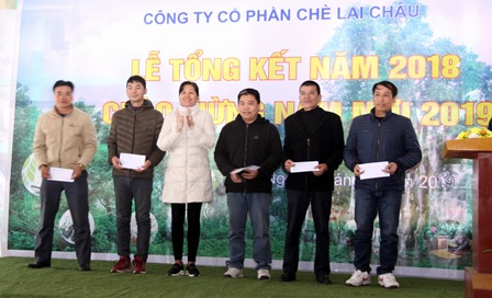 Đồng chí Nguyễn Thị Loan - Chủ tịch Hội đồng Quản trị, Giám đốc Công ty Cổ phần chè Lai Châu tặng giấy khen cho các cá nhân đạt danh hiệu chiến sỹ thi đua cấp cơ sở