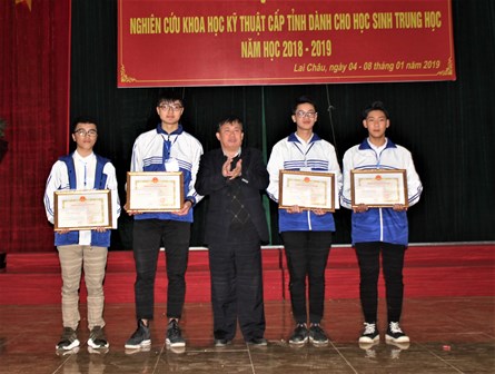 Nhà giáo ưu tú Hoàng Đức Minh trao giải Nhất cho các học sinh tham gia Cuộc thi