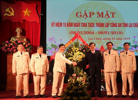 Đồng chí Đỗ Ngọc An, Chủ tịch UBND tỉnh tặng lẵng hoa chúc mừng Công an Lai Châu nhân kỷ niệm 15 năm thành lập