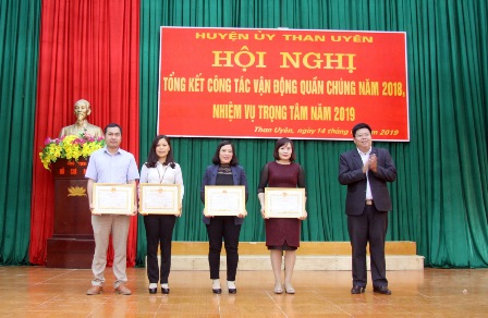 Đ/c Lò Văn Hương - Phó Bí thư Huyện ủy trao Giấy khen cho các tập thể có thành tích xuất sắc trong công tác dân vận khéo năm 2018
