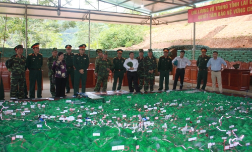 Các đồng chí lãnh đạo quân khu, lãnh đạo tỉnh tham quan sa bàn diễn tập phòng thủ tỉnh năm 2018