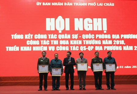 Đ/c Lương Chiến Công – Phó Bí thư, Chủ tịch UBND Thành phố tặng Giấy khen cho các tập thể có thành tích xuất sắc trong công tác quân sự, quốc phòng địa phương năm 2018.