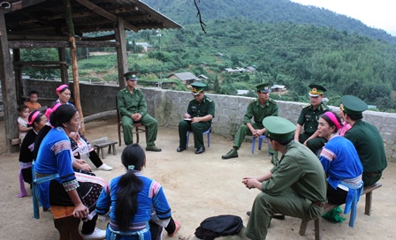 Cán bộ chiến sỹ Biên phòng Lai Châu tuyên truyền, phổ biến pháp luật cho Nhân dân khu vực biên giới