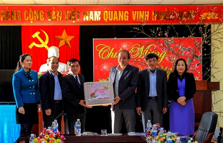 Đ/c Trần Đức Vương - Ủy viên Ban Thường vụ, Trưởng Ban Tuyên giáo Tỉnh ủy cùng các đồng chí trong Đoàn công tác tặng quà, chúc tết Báo Lai Châu.