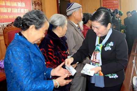 Đ/c Giàng Páo Mỷ - Ủy viên Trung ương Đảng, Bí thư Tỉnh ủy, Trưởng Đoàn Đại biểu Quốc hội tỉnh tặng quà chúc mừng năm mới các đồng chí nguyên lãnh đạo tỉnh đã nghỉ hưu và các đảng viên 50 năm tuổi đảng trở lên trên địa bàn thành phố Lai Châu