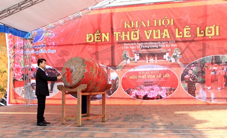 Đồng chí Hoàng Quốc Khánh - Phó Bí thư Thường trực Thành ủy đánh trống khai hội Đền thờ Vua Lê Lợi.