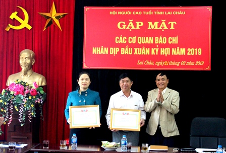 Đồng chí Lê Xuân Phùng Chủ tịch Hội NCT tỉnh tặng Giấy khen cho các tập thể